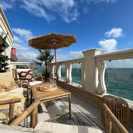 Sky & Sea Apartment *