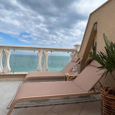 Sky & Sea Apartment *